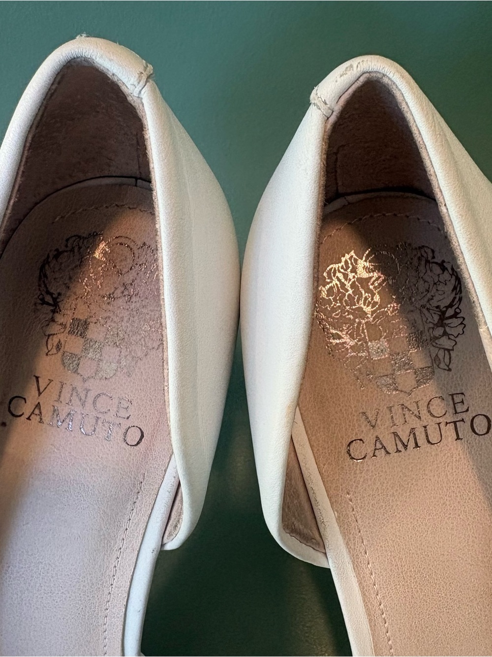 VINCE CAMUTO Women’s White Leather D’Orsey Pumps Sz 10 - Picture 8 of 9